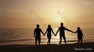 四个朋友在日落时在海滩上跳